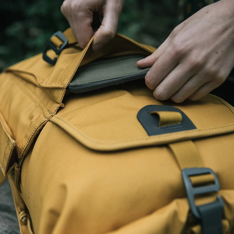 Millican Smith The Roll Pack 15L with Pockets Kleine Rugzak Geel p