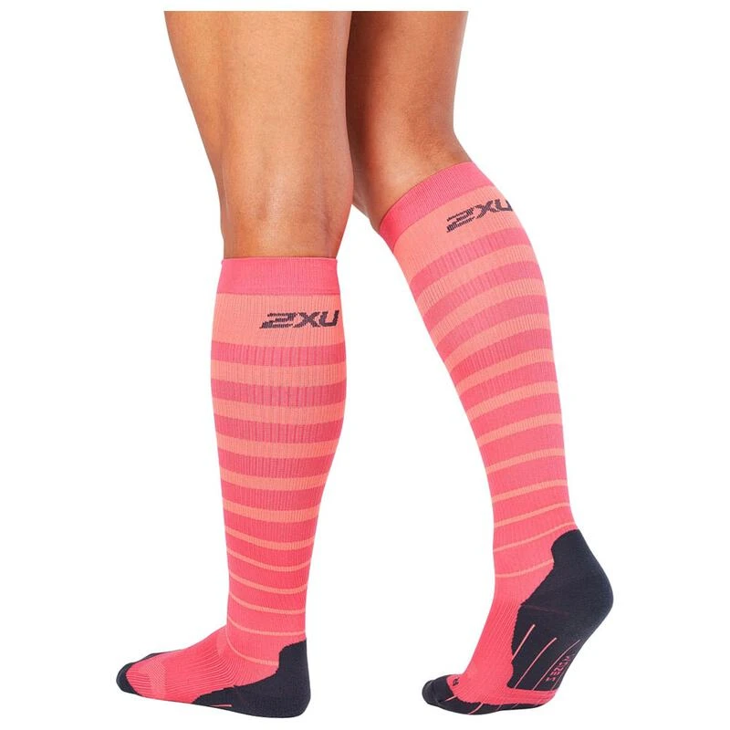 Mor godtgørelse buffet 2XU Womens Striped Run Compression Socks (Fiery Coral/Fandango Pink) 